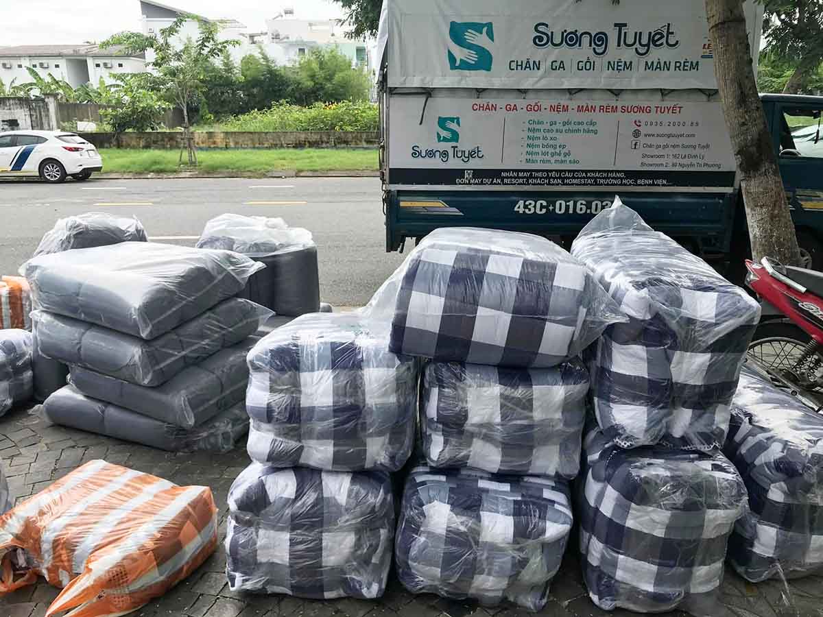Chăn ga gối trường học được thay đổi hàng năm.