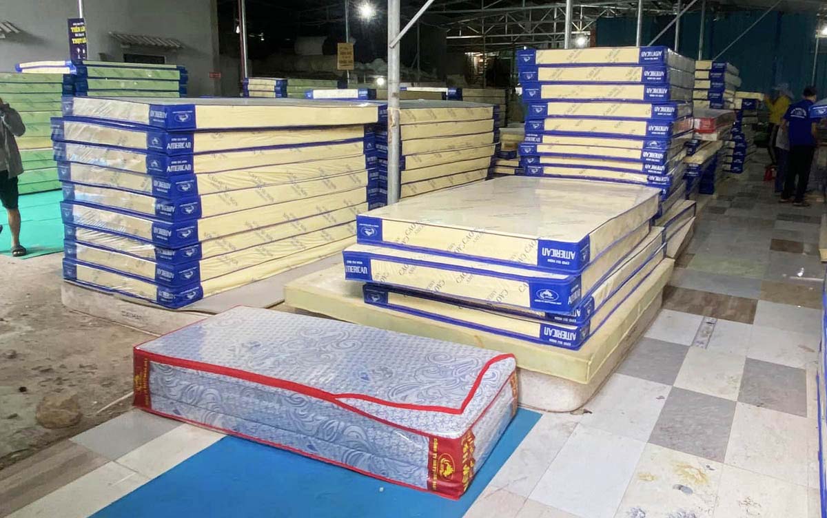 Kho nệm cao su tổng hợp xuất xưởng hàng chục tấm mỗi ngày.