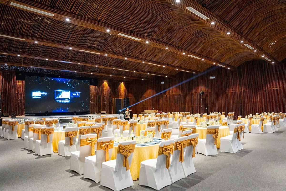 Đơn hàng 100 combo áo ghế, nơ ghế cho Vedana Resort Ninh Bình.