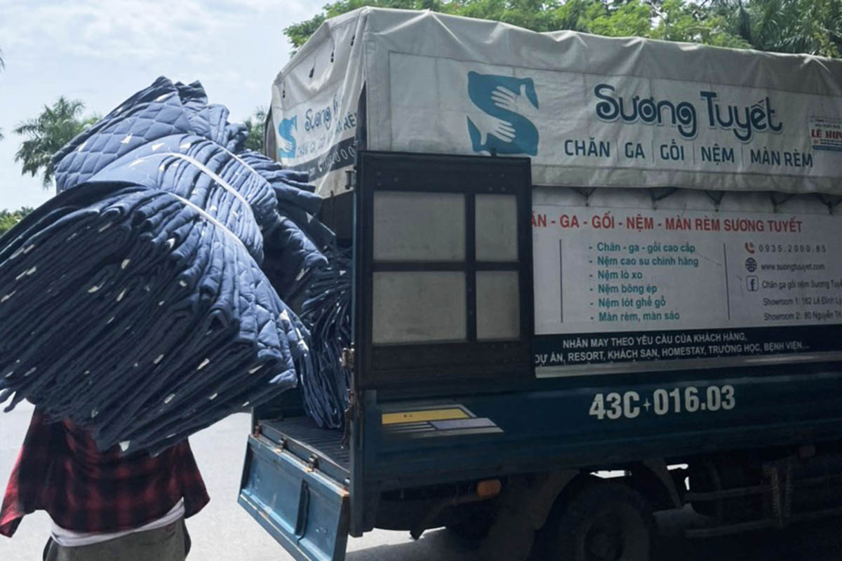 Sản xuất chăn mền xe quy mô lớn.