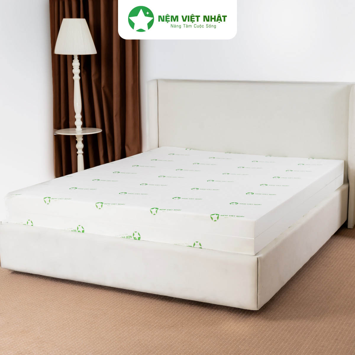 Thiết kế cấu tr&uacute;c tế b&agrave;o mở với c&aacute;c lỗ tr&ograve;n gi&uacute;p bề mặt nệm Sương Tuyết lu&ocirc;n tho&aacute;ng m&aacute;t, ph&ugrave; hợp với kh&iacute; hậu n&oacute;ng ẩm tại Việt Nam.