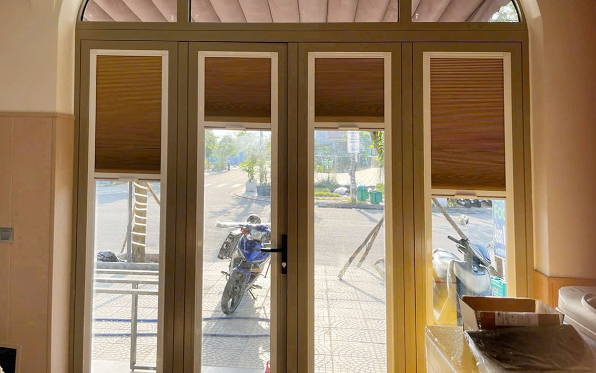 Rèm tổ ong là loại duy nhất có thể gắn kính ở hiện tại.