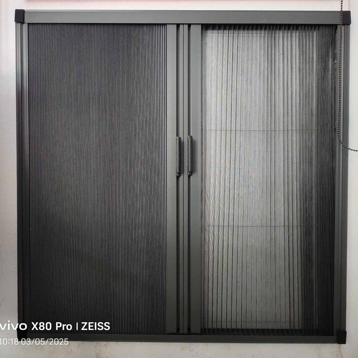 Cận cảnh vách tổ ong kết hợp lưới chống muỗi lắp ở cửa sổ.