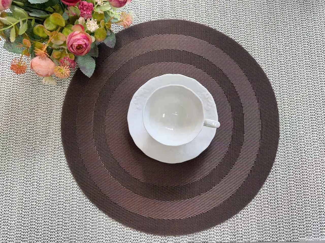 Nhờ có tấm lót mà bàn ăn được bảo vệ sạch sẽ.