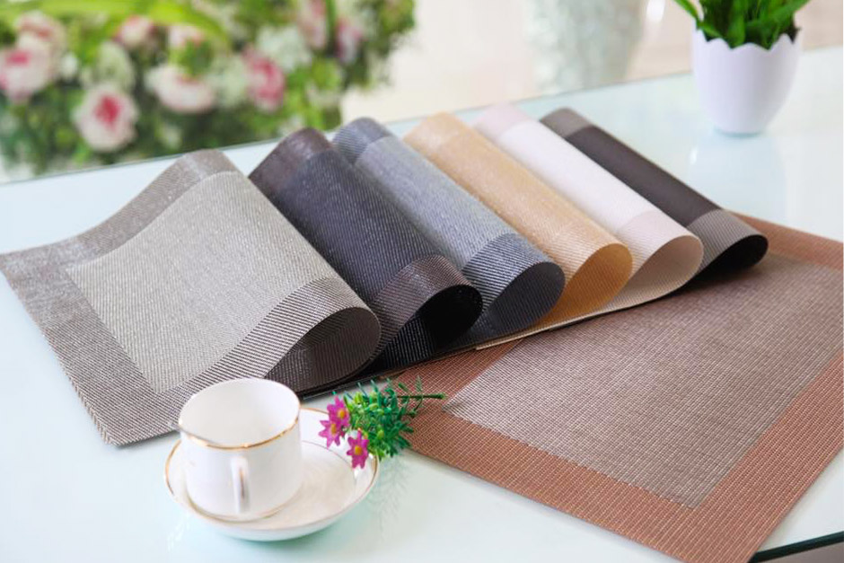 Tấm placemat lót bàn, lót ly để chống nước, vết bẩn đổ ra mất thẩm mỹ.