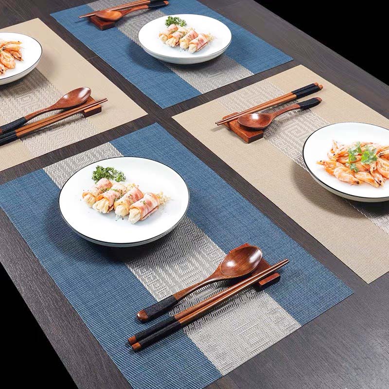 Placemat là tấm lót bàn ăn phổ biến trong các nhà hàng, khách sạn.