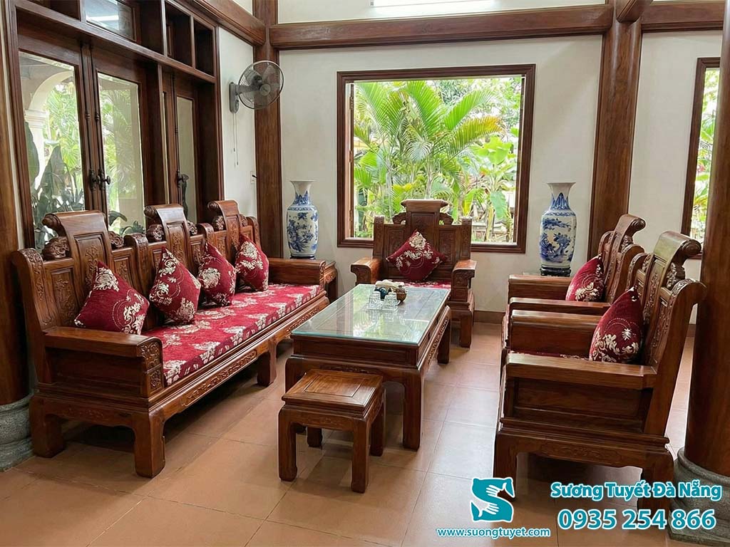 Nệm ghế hoa văn màu đỏ phù hợp với không gian nhà cổ, truyền thống.