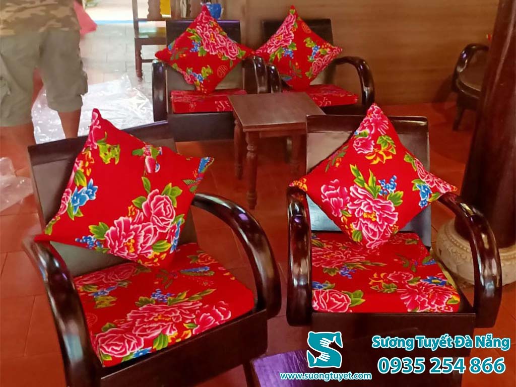 Qu&aacute;n c&agrave; ph&ecirc; ở Hội An sử dụng l&oacute;t ghế vải con phụng để b&agrave;i tr&iacute;.