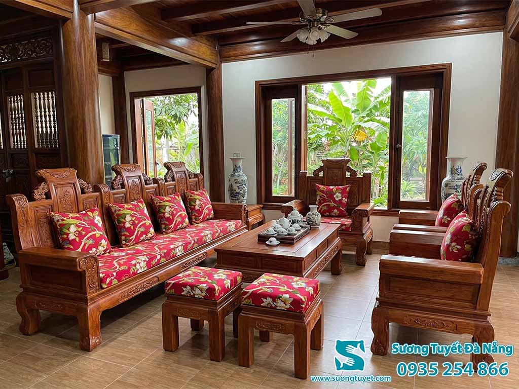 Bộ nệm ghế gỗ t&ocirc;ng xuyệt t&ocirc;ng m&agrave;u đỏ đẹp mắt.