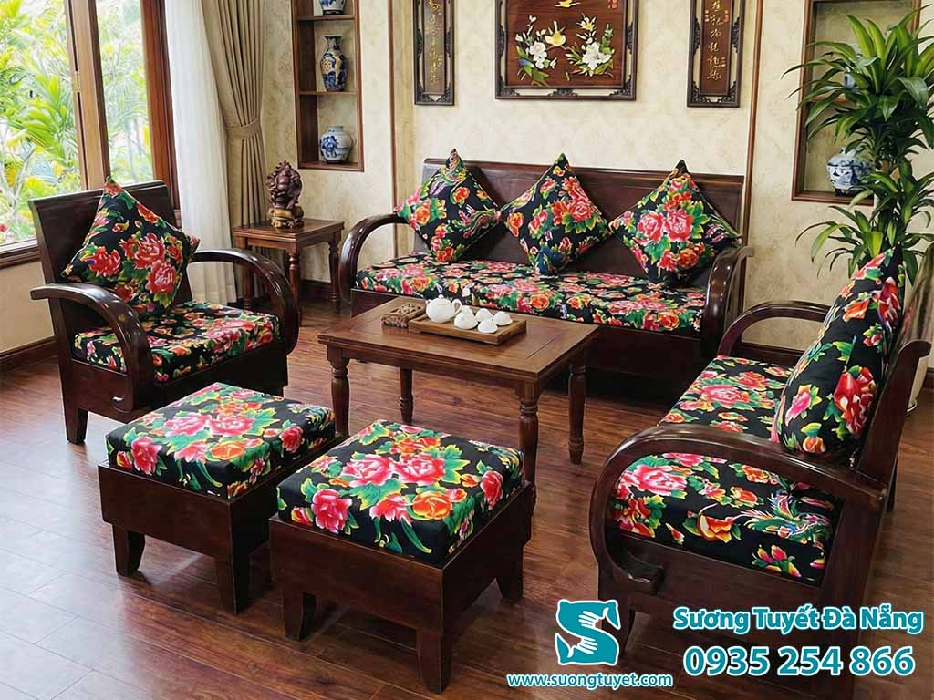 L&oacute;t ghế đen tuyền huyền b&iacute; t&ocirc; điểm cho chim phụng bay l&ecirc;n tuyệt đẹp.