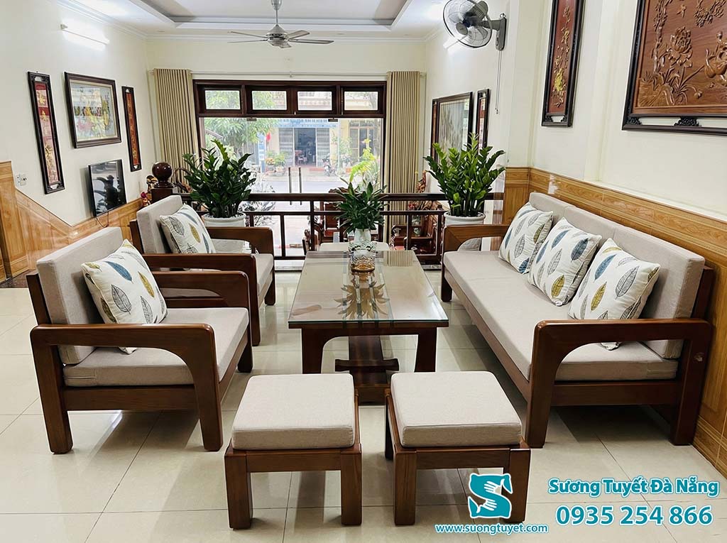 Bộ nệm ghế gỗ màu kem kết hợp gối tựa hoa văn nhã nhặn.