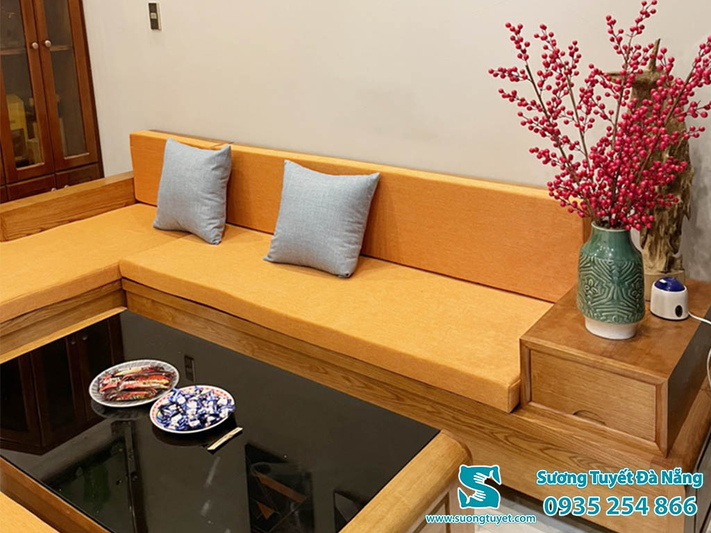 Sofa gỗ bọc nệm giúp cho phòng khách trở nên sang trọng hơn.