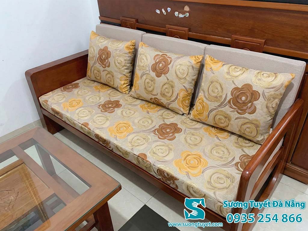 Cận cảnh bộ nệm ghế t&ocirc;ng xuyệt t&ocirc;ng m&agrave;u v&agrave;ng hoa sang trọng.