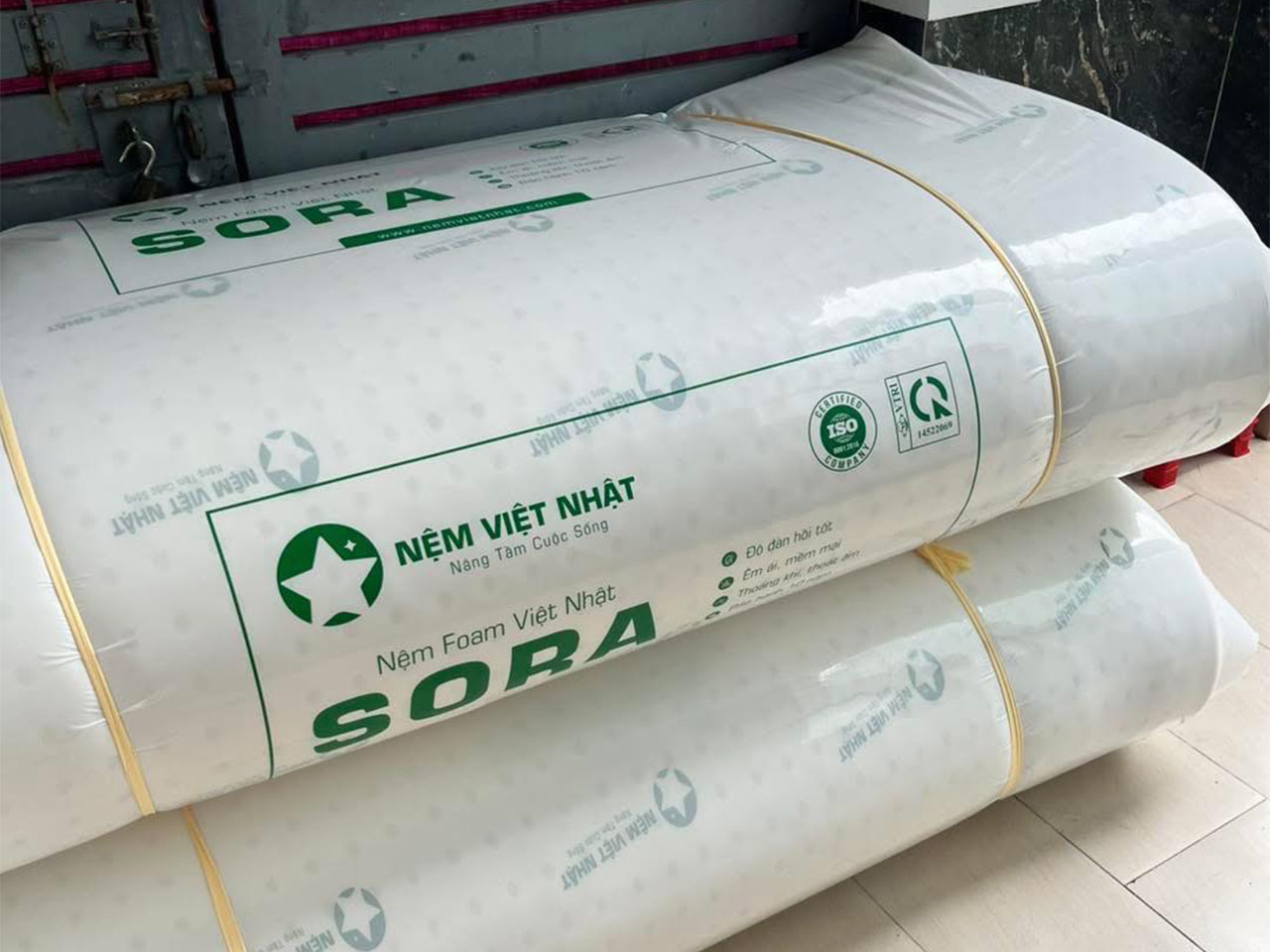 Nệm Sora ch&iacute;nh h&atilde;ng c&oacute; m&agrave;u trắng kem, vỏ xanh nổi bật.