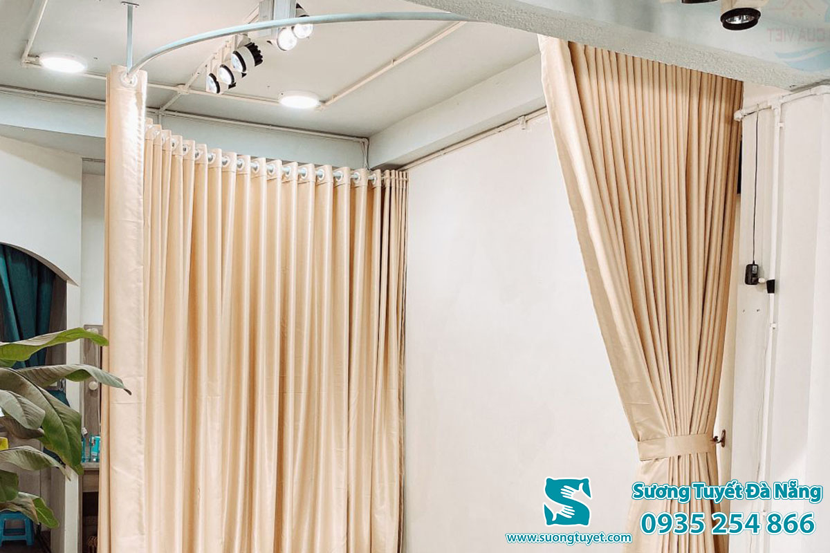 Lắp rèm chữ U mang đến sự riêng tư kín đáo.