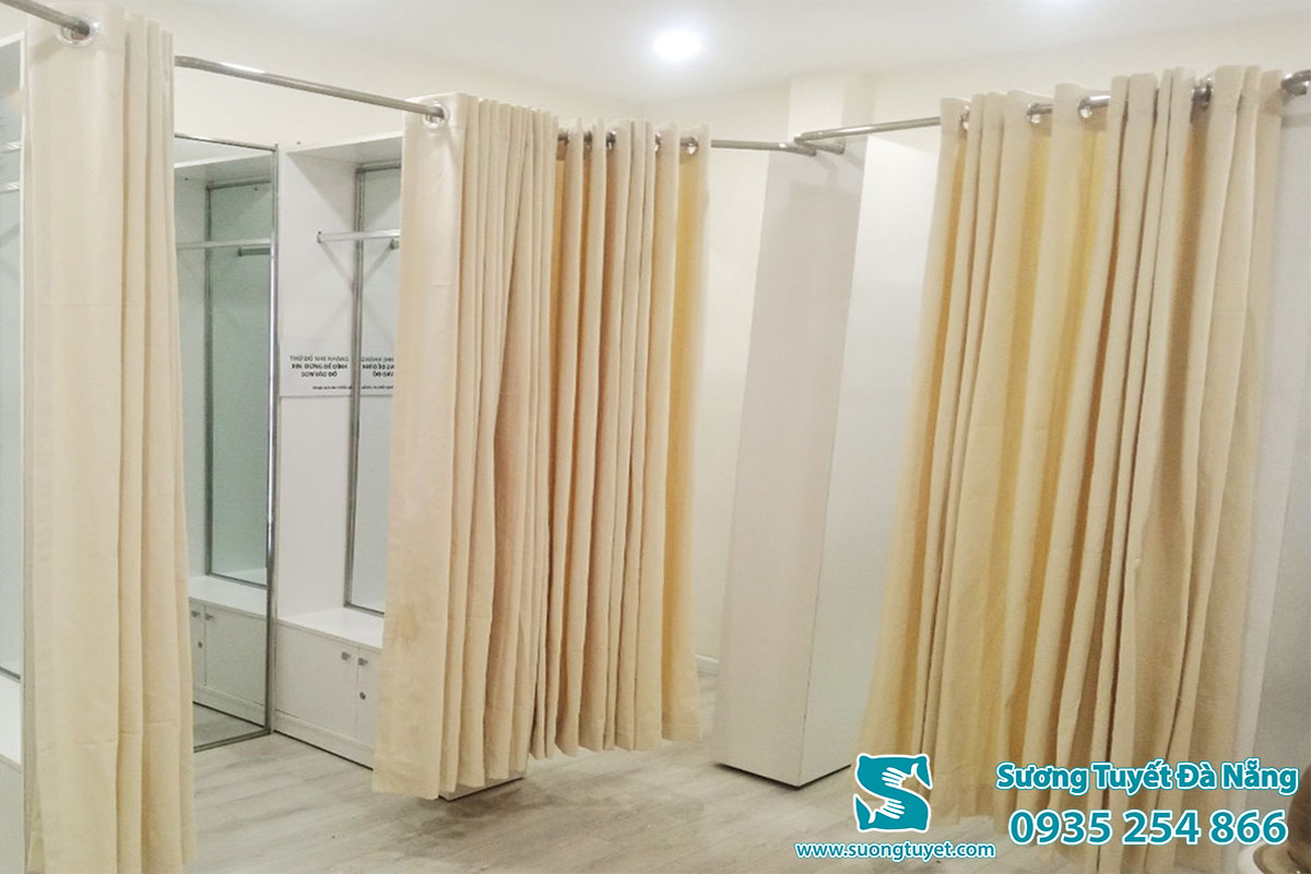 Linen là một trong nhiều vải phổ biến của rèm thay đồ.
