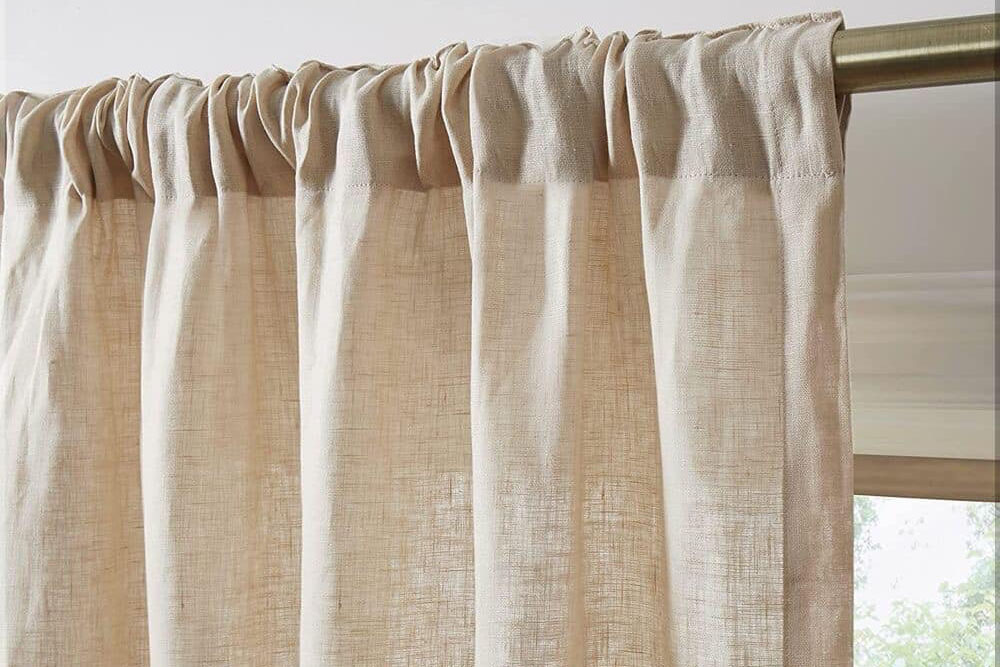 Vải rèm linen thoáng mát, tạo không gian thoáng đãng khi thay đồ.