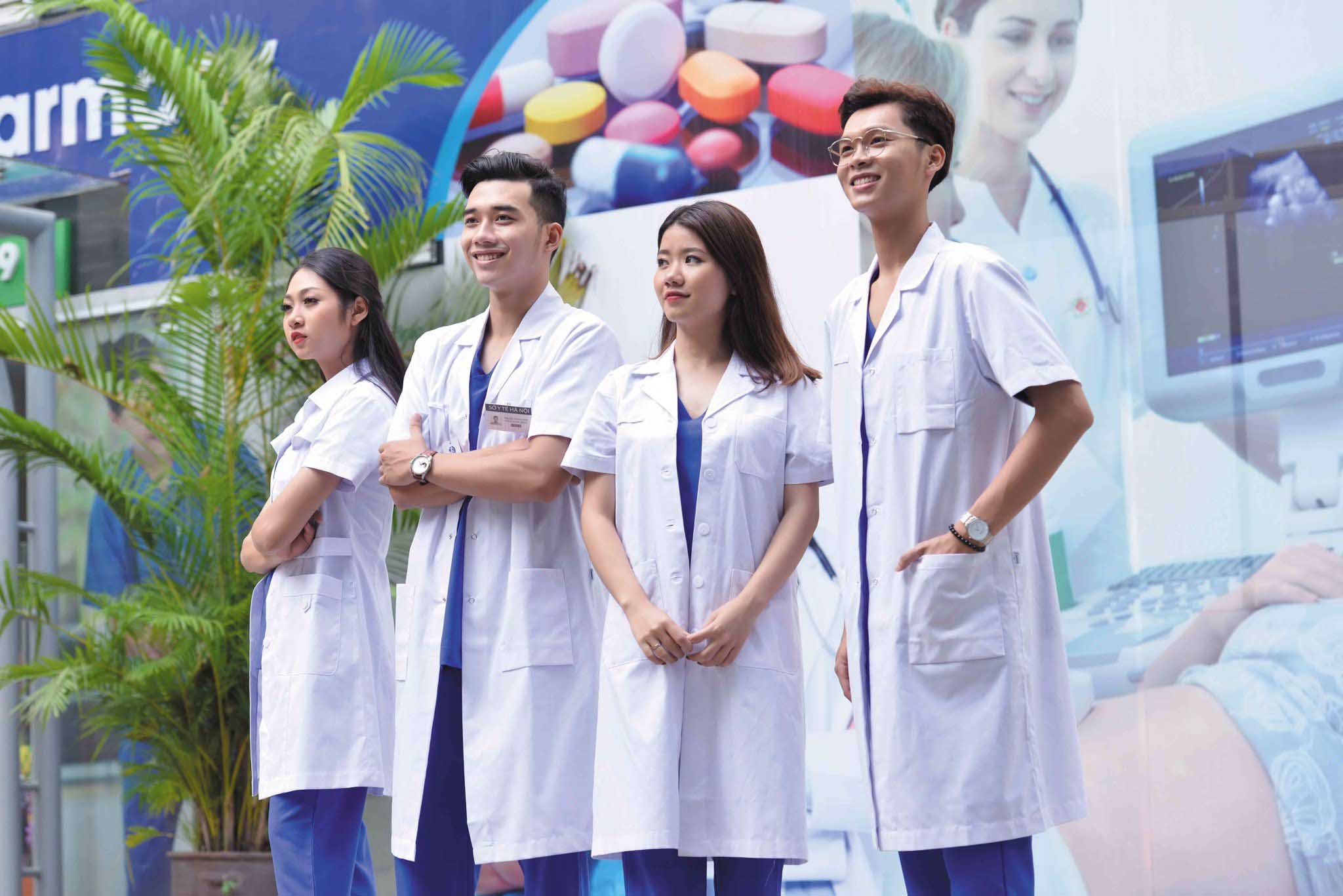 Một bộ đồng phục tinh tế, có logo bệnh viện sẽ toát lên sự sang trọng và độ tín nhiệm.