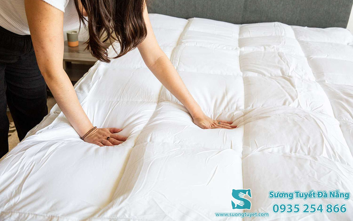 Topper làm cho giường được tăng cường sự êm ái.