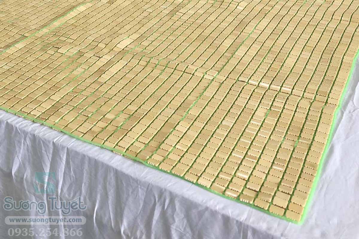 Cận cảnh các hạt chiếu được đan vào nhau bằng các sợi cước.