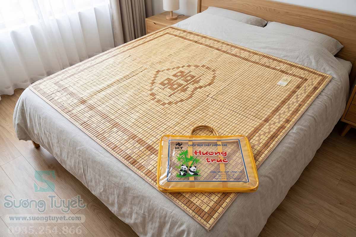 Chiếu trúc Hương Trúc có giá cao hơn, nhưng bù lại hạt tre đẹp, đều đặn, họa tiết sang trọng.