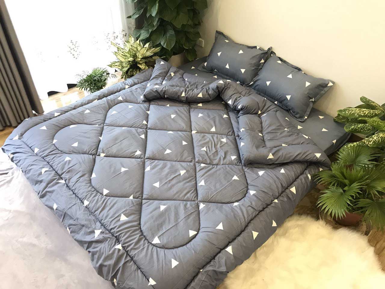 Mền phao poly chần lớp bông dày và êm ái.