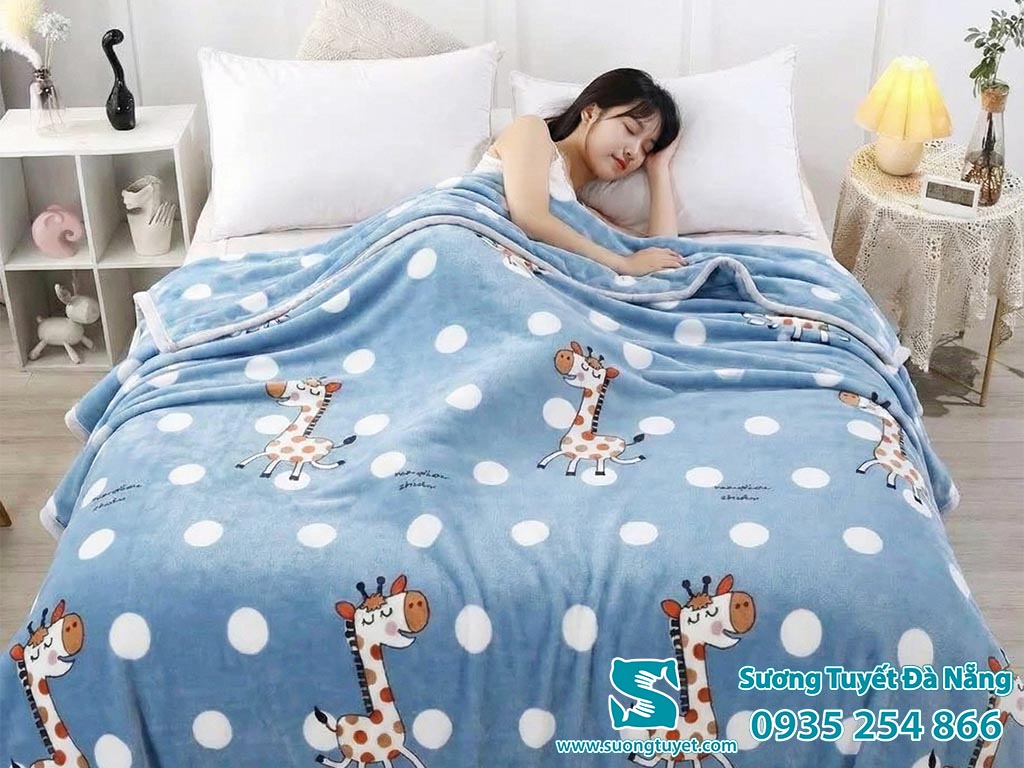 Mền lông tuyết màu xanh lam hình hươu cao cổ