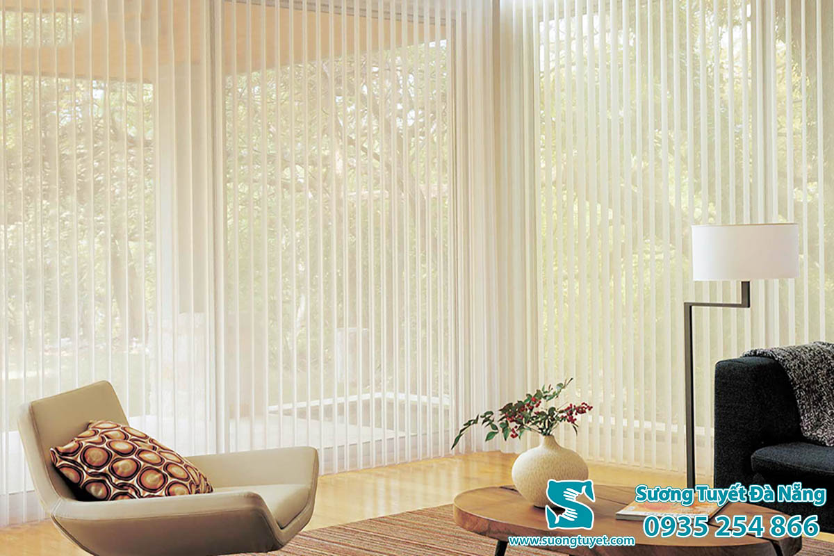 Màu sắc trang nhã của bộ rèm lá dọc này thực sự làm nổi bật cả căn phòng.