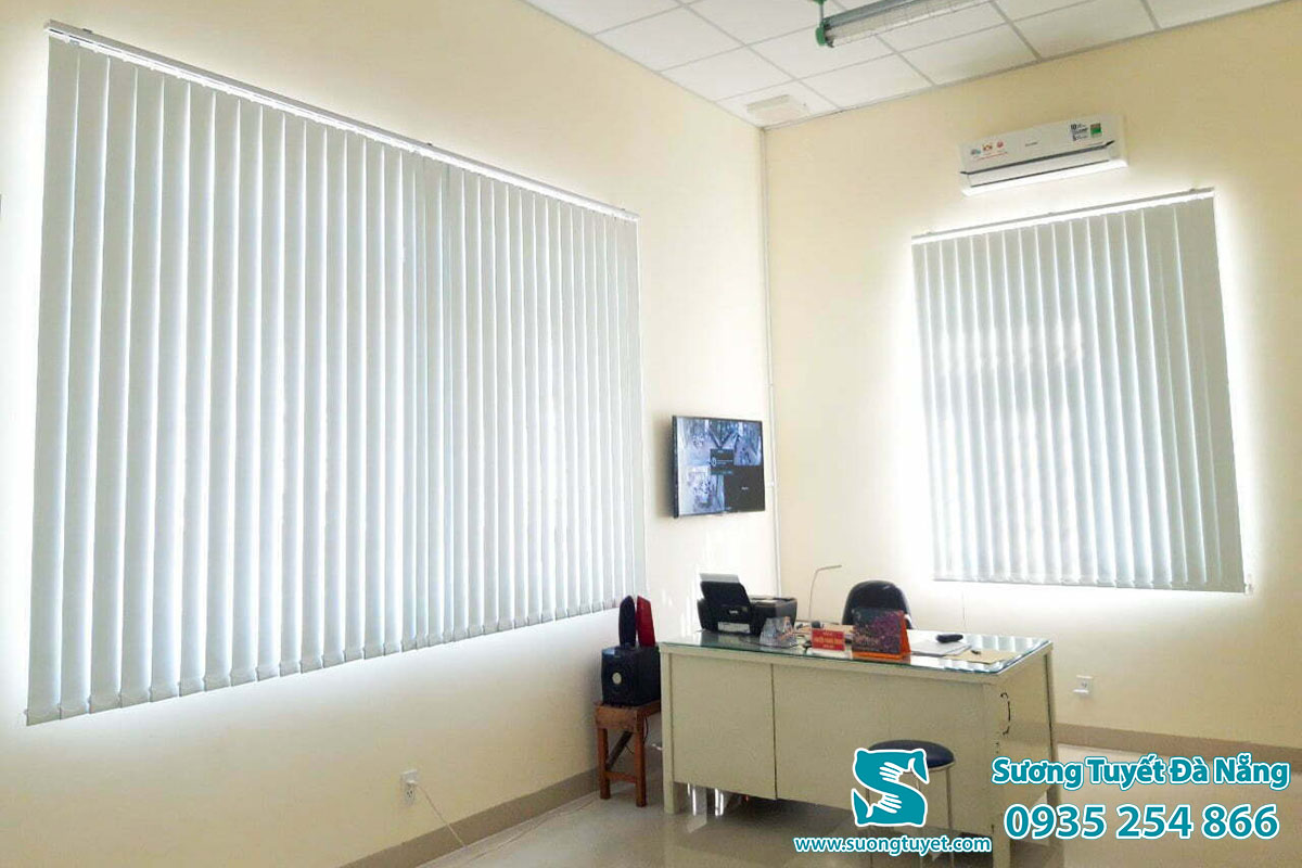 Vì rèm dọc dễ vệ sinh nên không mất nhiều thời gian ở văn phòng.