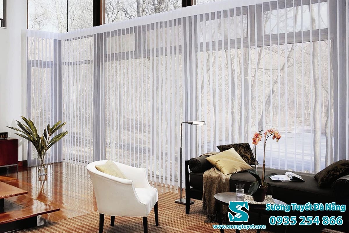 Những đường kẻ dọc tinh tế của rèm lá dọc tạo nên một không gian vừa gọn gàng vừa sang trọng.
