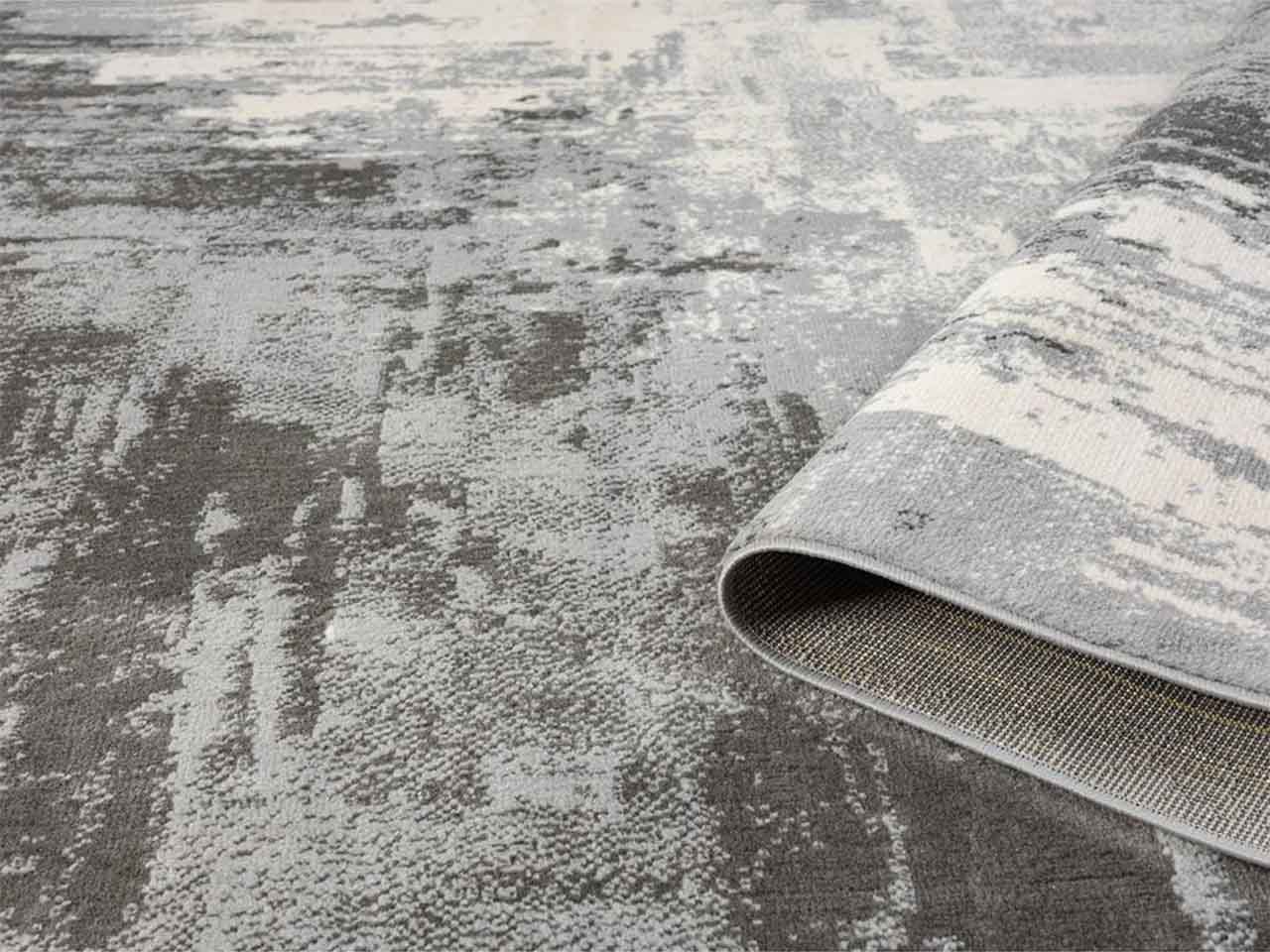 Đ&aacute;y thảm được dệt chắc chắn v&agrave; chống trượt tốt.