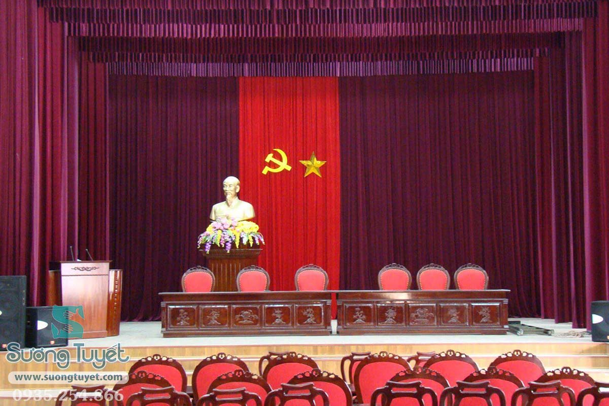Rèm thường có các dải yếm lượn sóng bên trên đỉnh, tạo ra cảm giác sân khấu rộng, đẹp mắt.