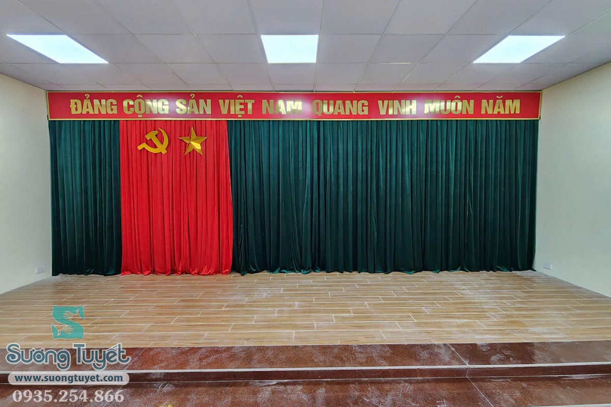 Giá rèm vải hội trường được tính theo mét vuông và phát sinh thêm công giàn giáo.
