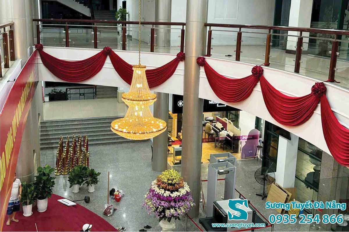 Ngoài rèm ra còn có các dải ruy băng trang trí đẹp mắt.