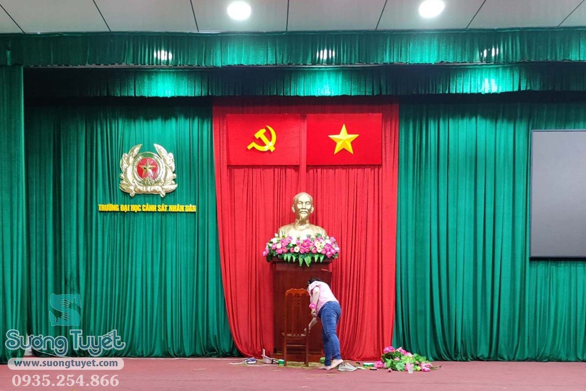 Sương Tuyết cung cấp rèm hội trường để sửa soạn khánh tiết trước các hoạt động.