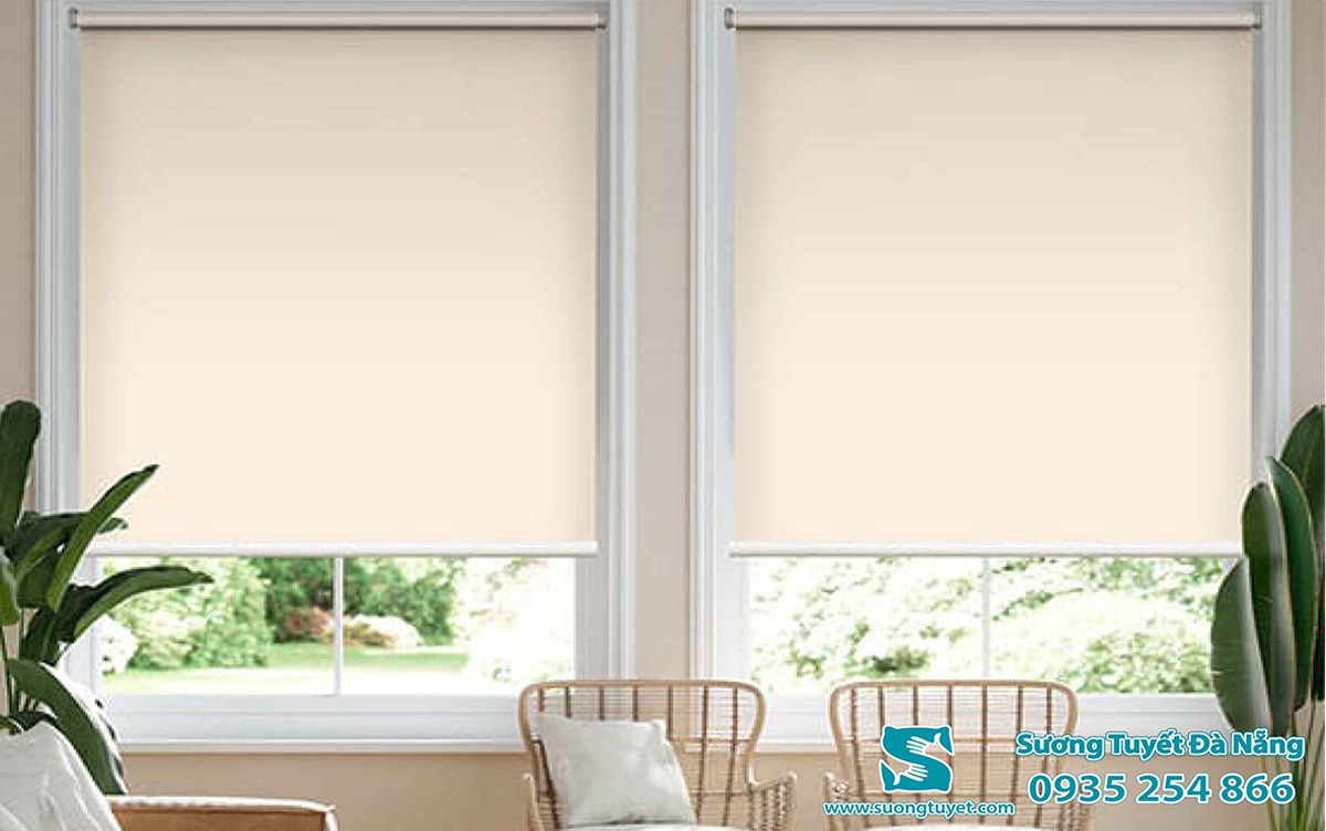 Cận cảnh bề mặt chất liệu vải polyester bền bỉ của rèm cuốn.