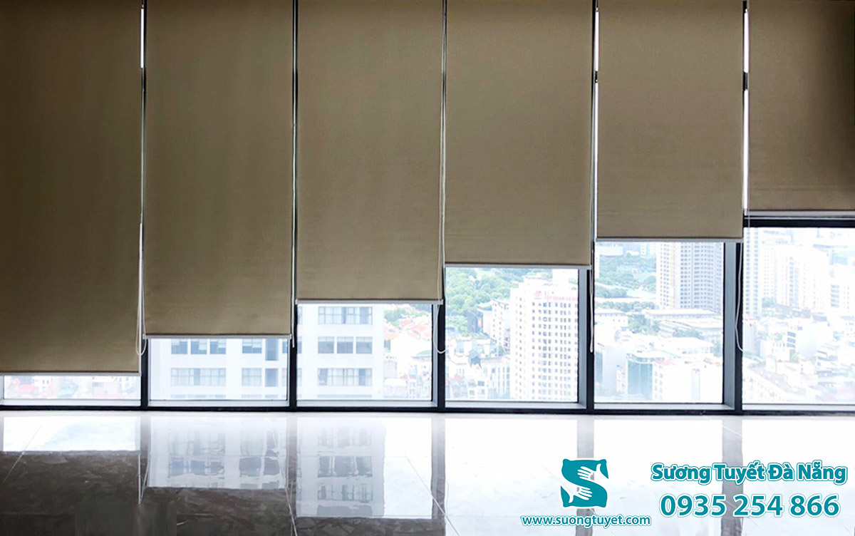 Lắp đặt hoàn thiện rèm cuốn cho cửa sổ lớn.