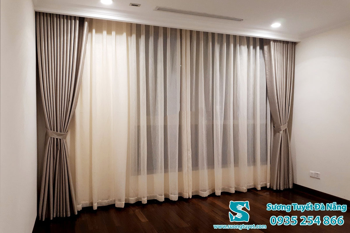 Khi hết nắng thì có thể chỉ để mỗi rèm voan trang trí cho đẹp.