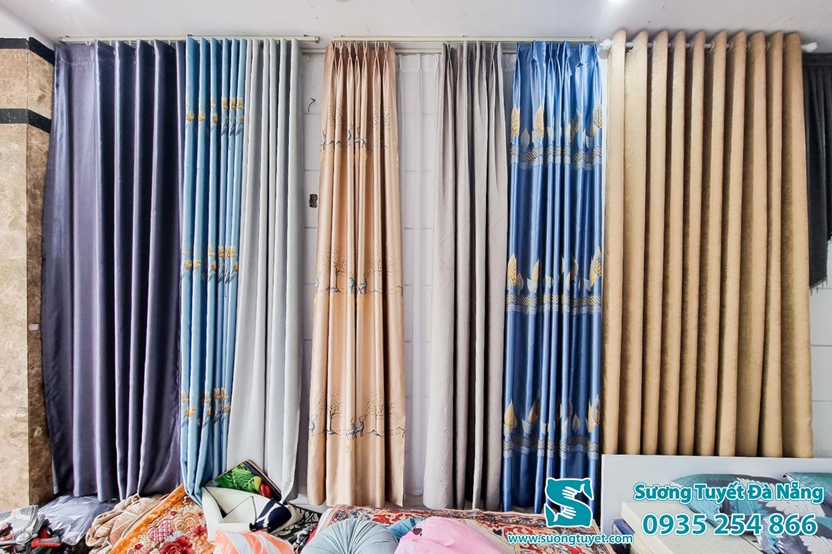 Rèm vải có nhiều mẫu mã đơn sắc hoặc hoa văn đa dạng.