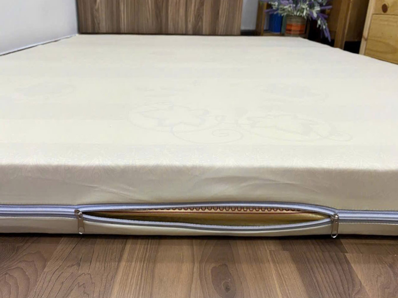 Áo bọc vải chống thấm giúp tránh bị nước và vết bẩn đổ lên.