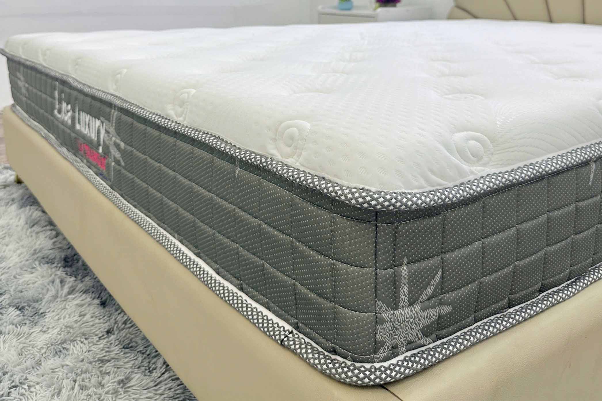 Chất liệu vỏ nệm được chần viền chắc chắn, màu sắc đẹp và hiện đại.
