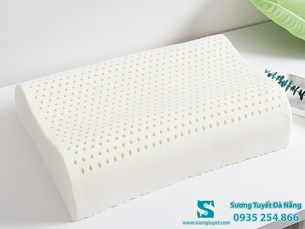 Gối cao su có độ đàn hồi cao, mùi thơm nhẹ và nằm rất êm.