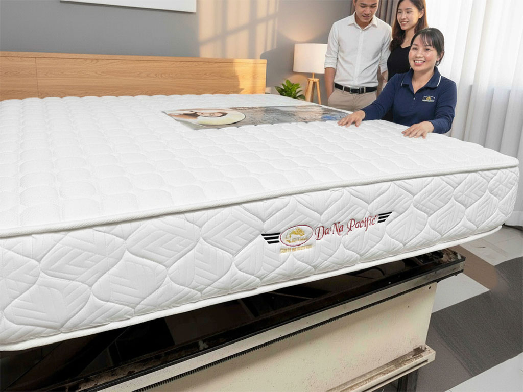 Nệm lò xo có thiết kế đẹp, chần viền chắc chắn.