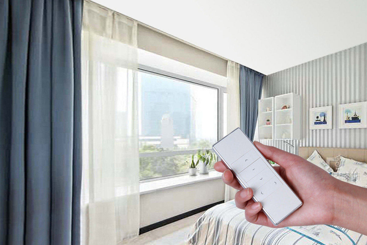 Chỉ cần một click nhẹ là di chuyển rèm qua lại rất dễ dàng.
