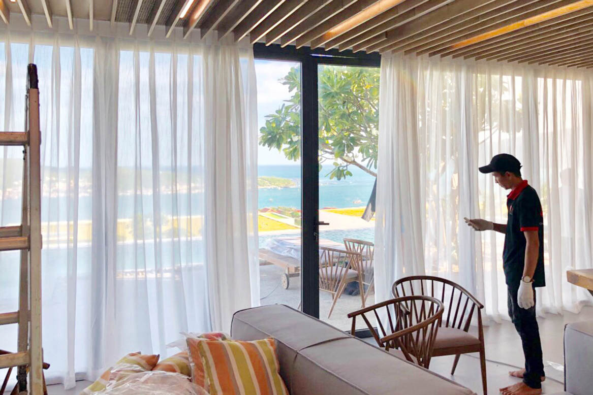 Bộ rèm voan tự động đẹp mắt tại resort Đà Nẵng.
