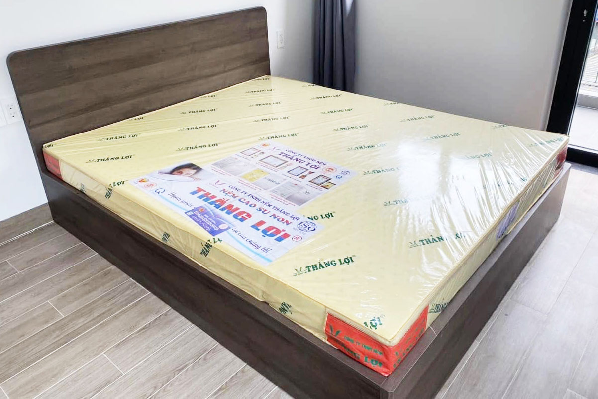 Chất liệu của nệm Thắng Lợi là cao su non.