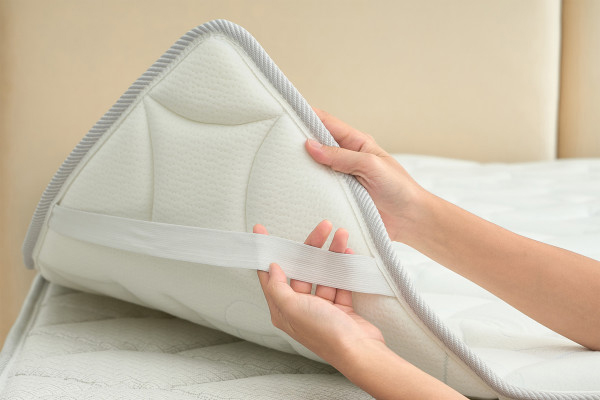 Bên dưới là 4 dây chun cố định để tránh xê dịch khi nằm.