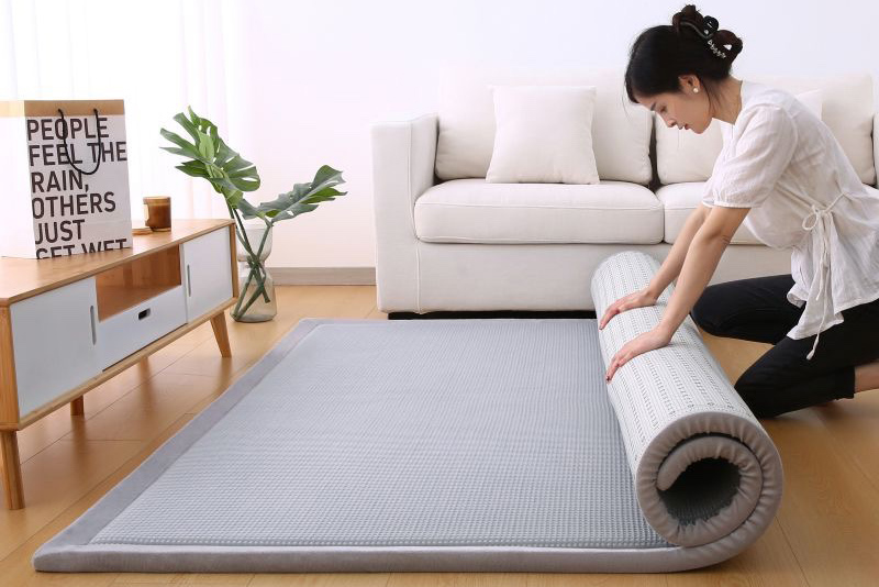 Bạn có thể sử dụng thảm băng lạnh như một chiếc chiếu hoặc tấm topper tăng cường nệm cũng rất tốt.