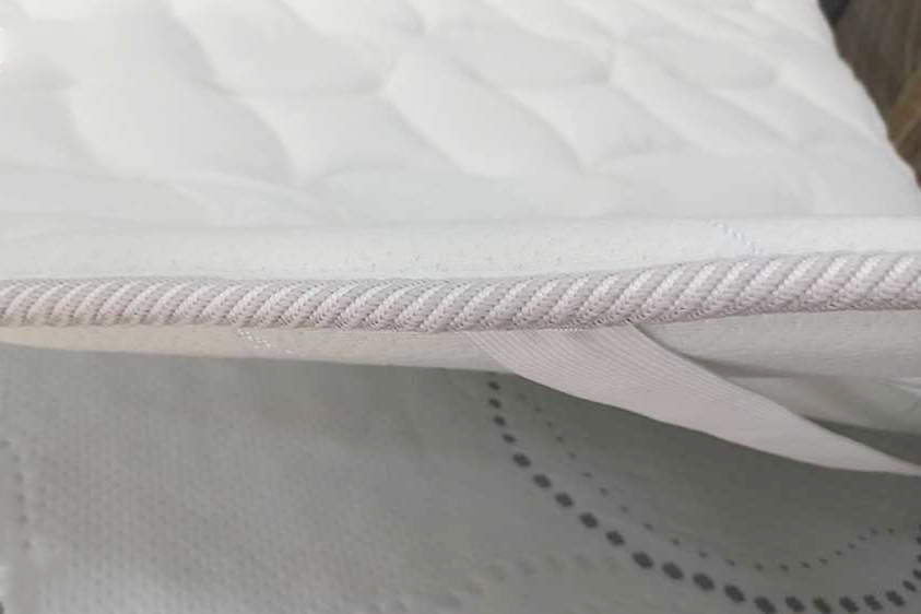 Topper được chần viền chắc chắn, độ bền cao.