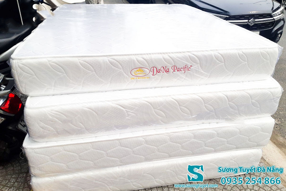 Điểm nhấn của nệm Dana Pacific là logo cầu Rồng Đà Nẵng.